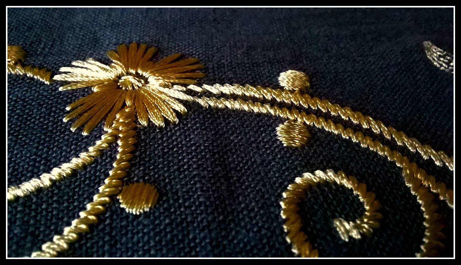 Gold swirl decoration free embroidery design