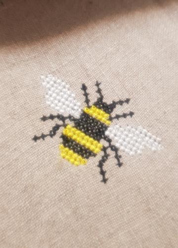 More information about "Bumble bee free embroidery design"