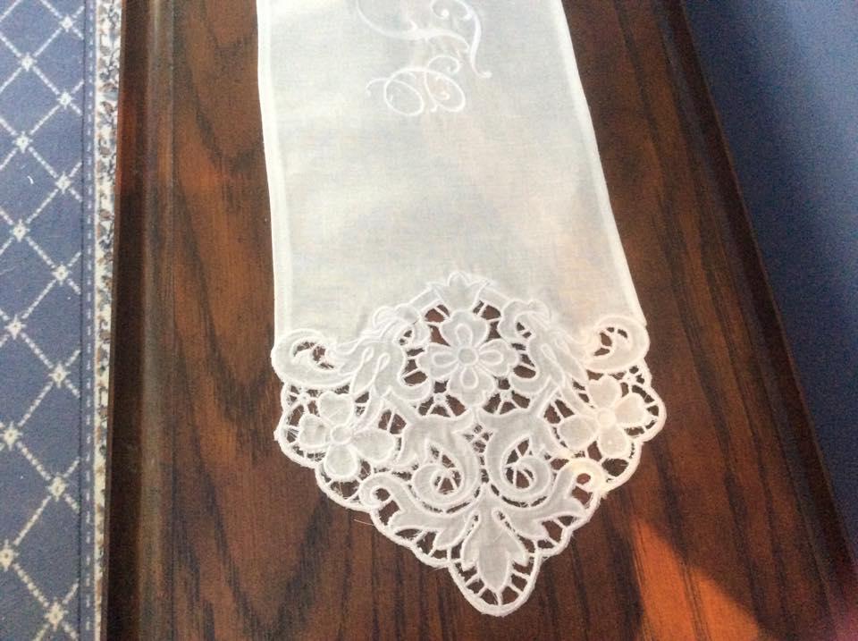 Napkin with lace free embroidery design