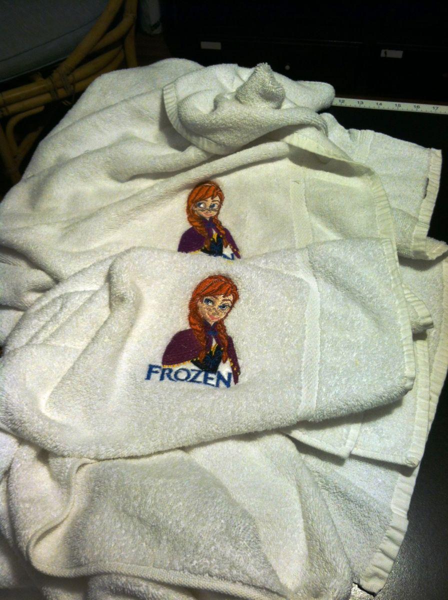 Embroidered towels with Anna Frozen design