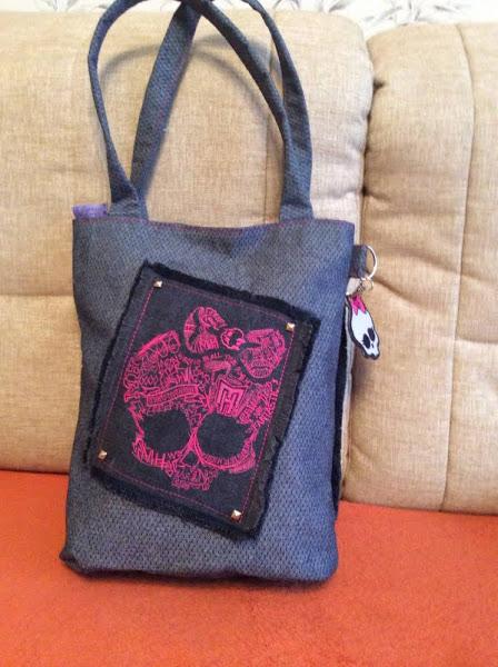 Woman's bag with Monster High embroidery design