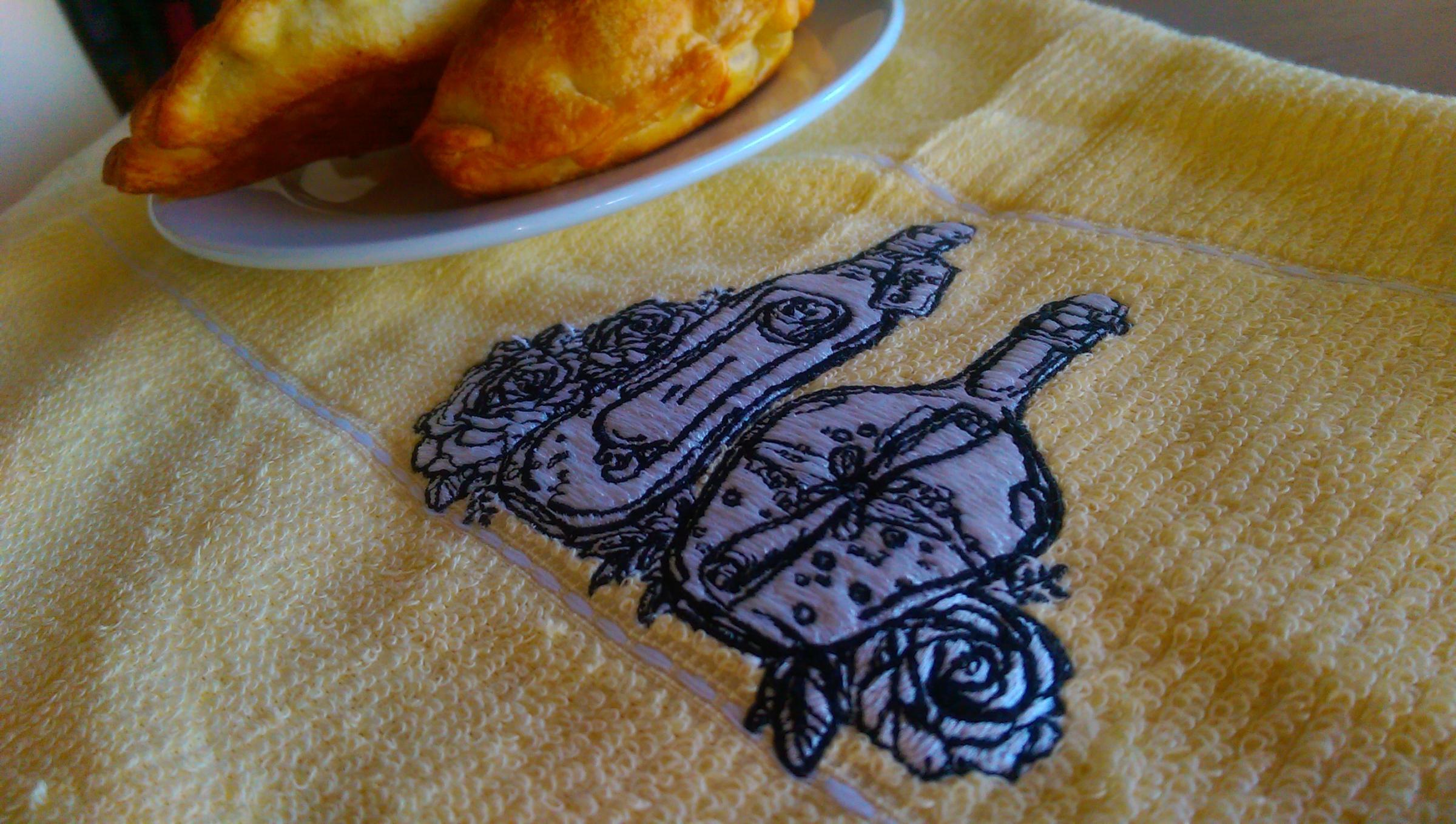 Embroidered napkin with Bottles design