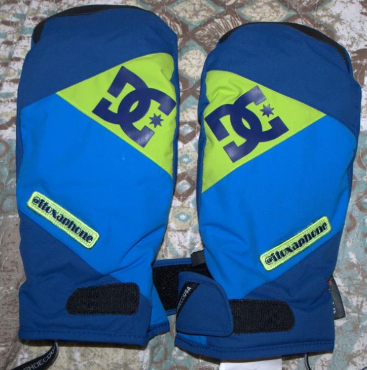 Mittens with sport logotype embroideyr design