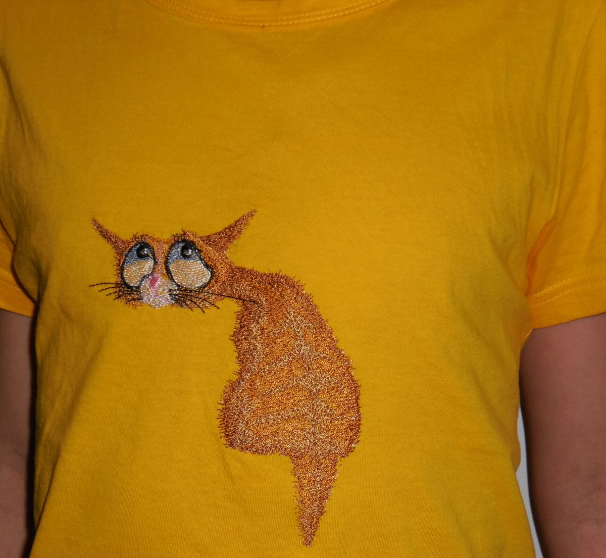 Shirt with Nostalgic cat free embroidery design
