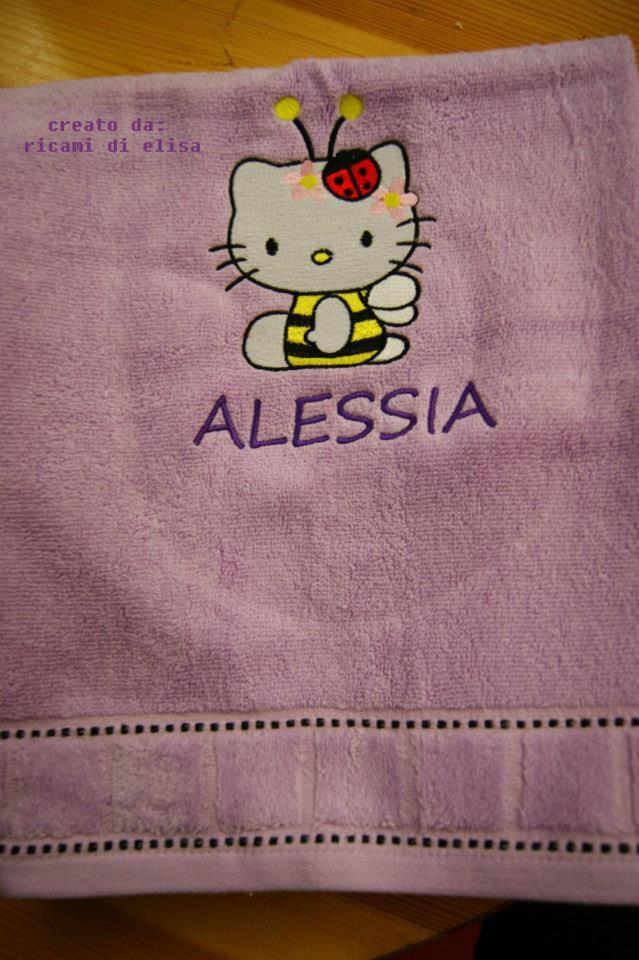 Bath towel with Hello Kitty Bee embroidery design