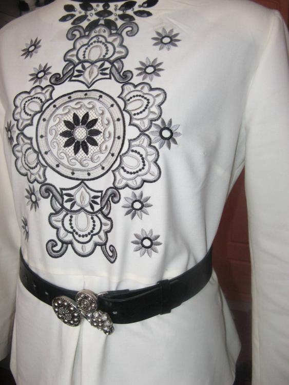 Blouse with free embroidery