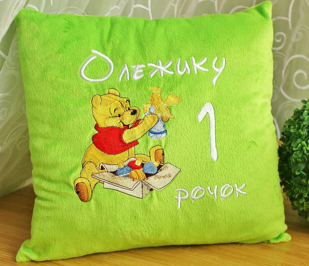 Cushion with Winnie the Pooh Ready for Christmas embroidery design