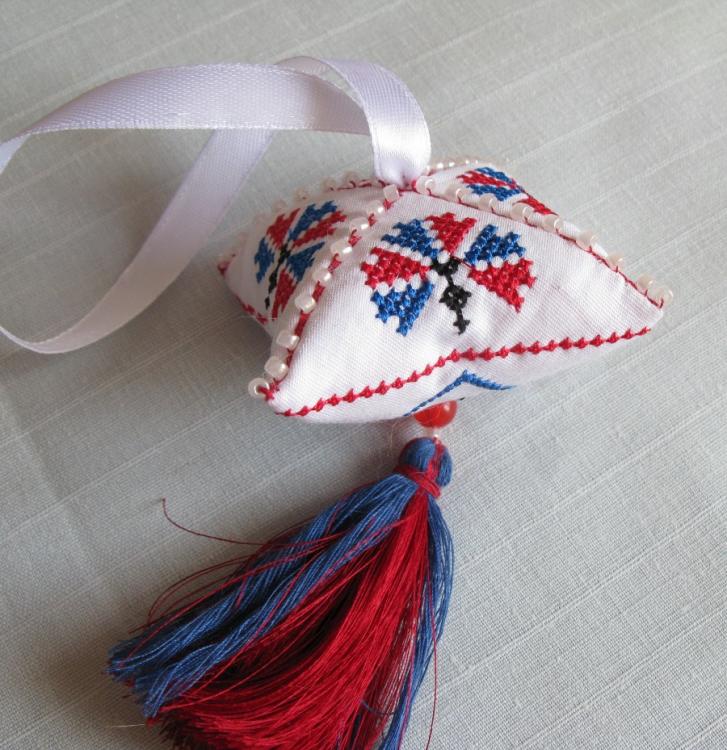 Pillow with cross stitch free embroidery design