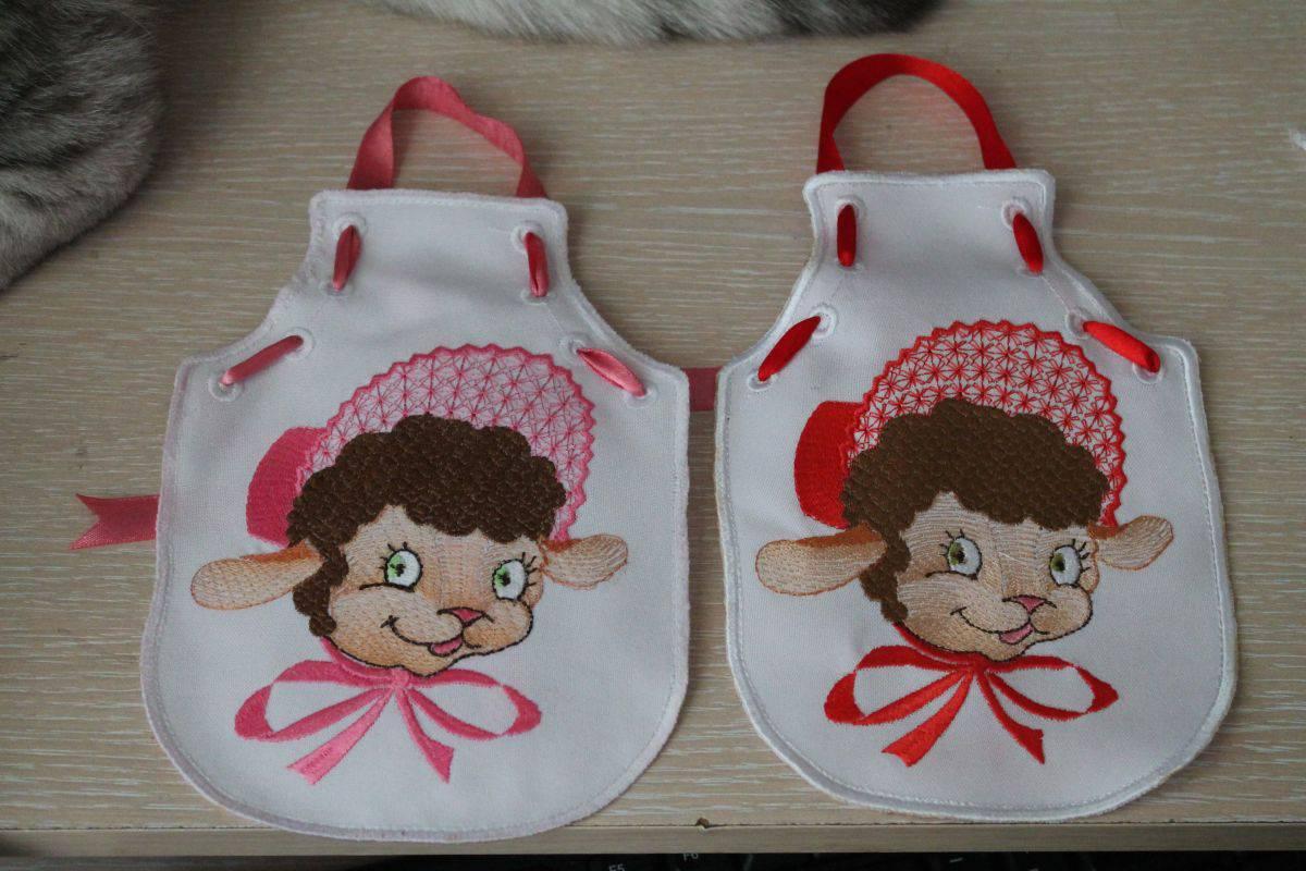 Babybib with happy lamb free embroidery design