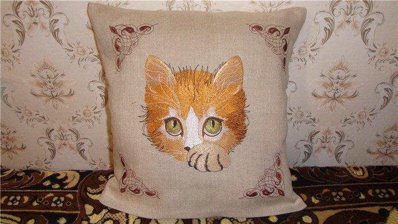 Cushion with cat free embroidery