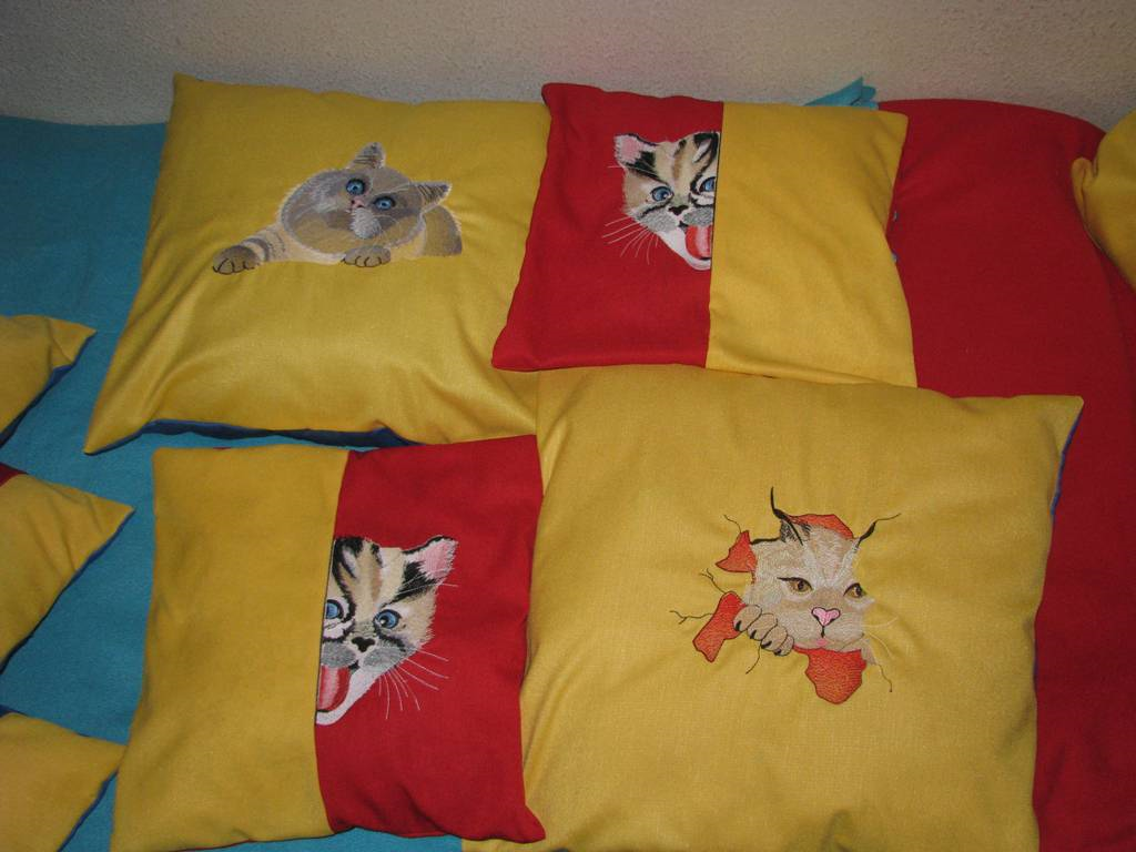 Cushion with cats free embroidery design