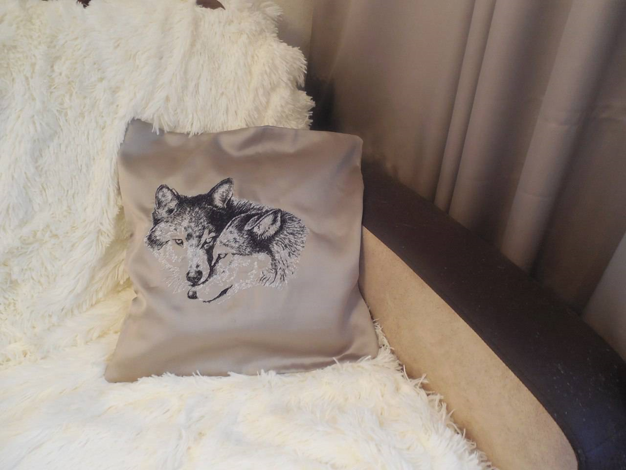 Cushion with wolves photo stitch free embroidery design