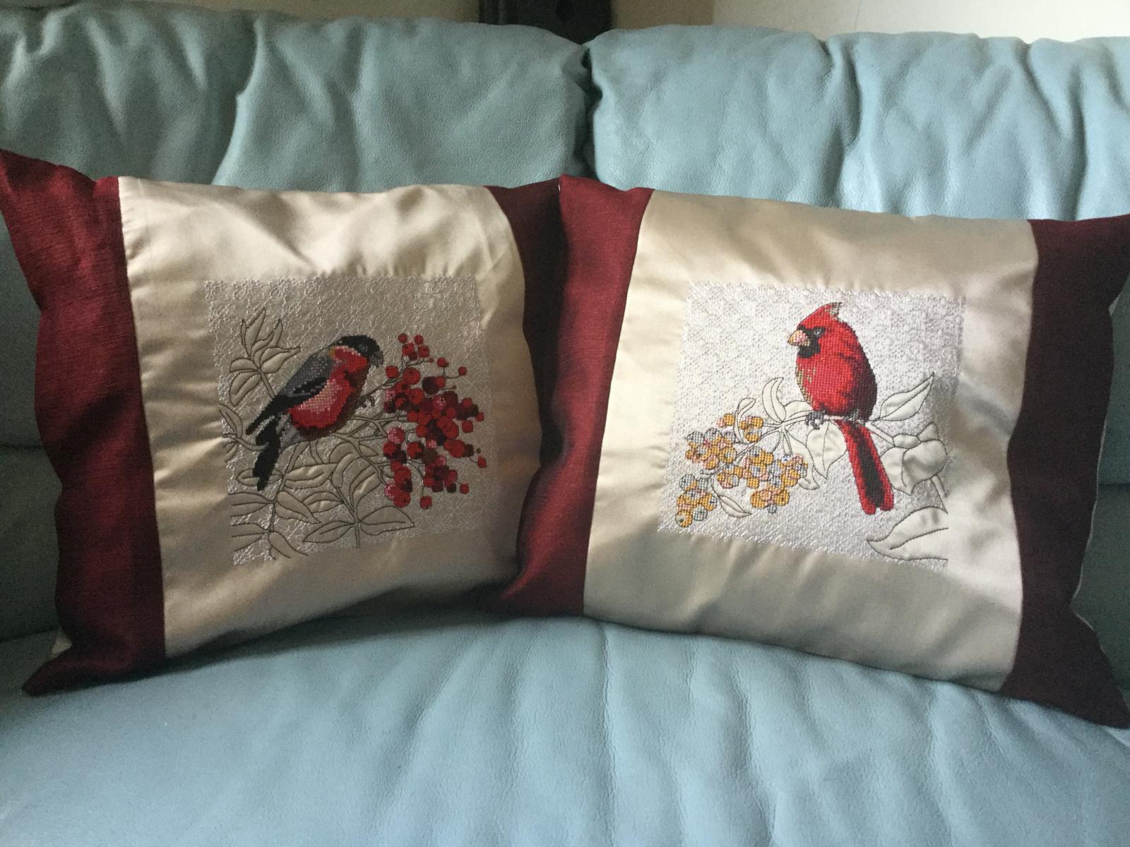 Embroidered cushion with Christmas bird free design