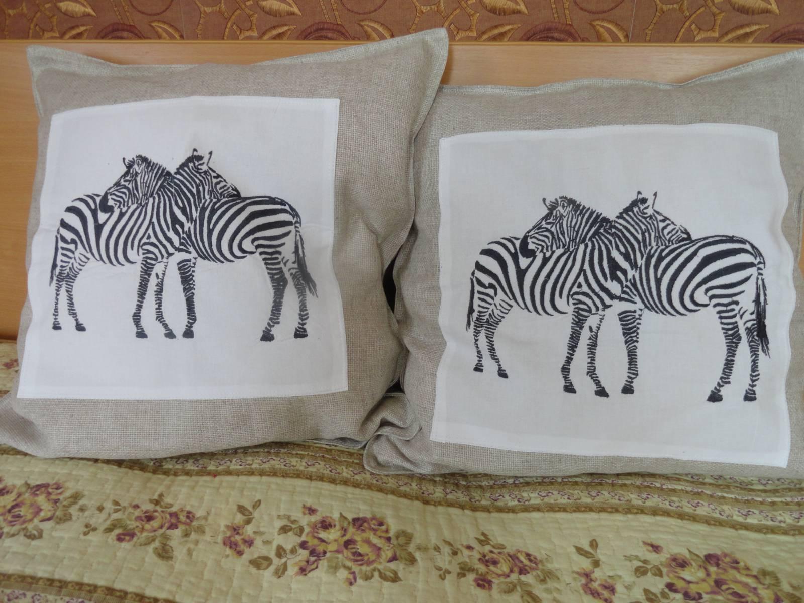 Two cushion with two zebras free embroidery