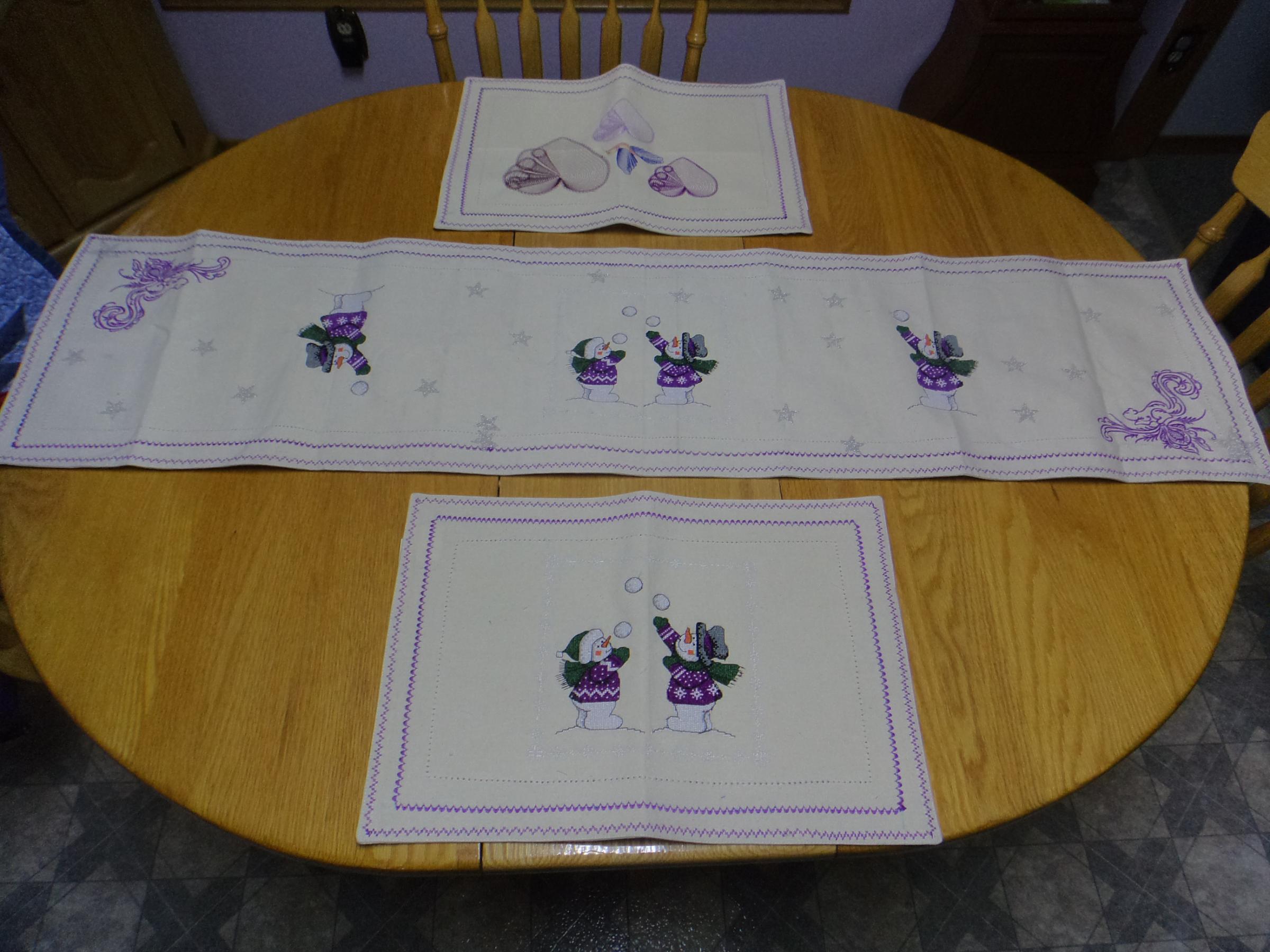 Wonderful table runner and placemats set with Christmas snowgame