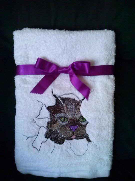 Embroidered towel with Angry cat free design