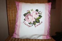 Embroidered cushion with roses cross stitch free design