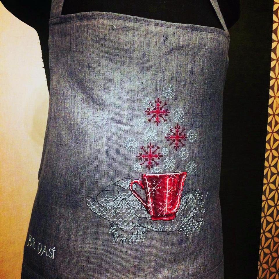 Apron with Christmas cross stitch free embroidery design