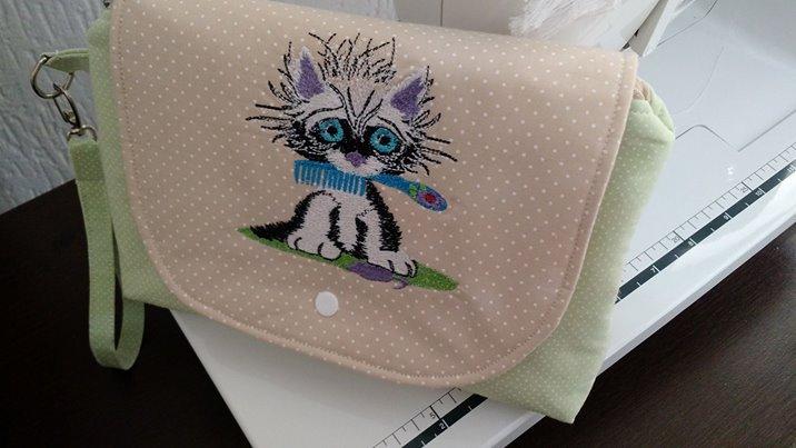 Small bag with cute kitty free embroidery design