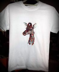 T-shirt with giraffe photo stitch free embroidery