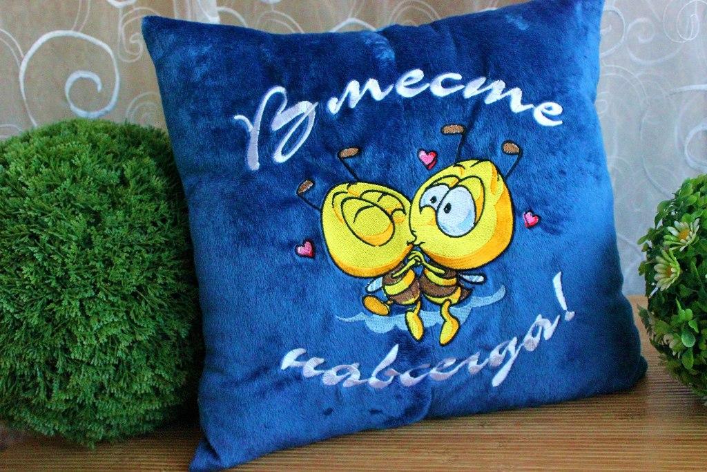Cushion with Bee my Valentine embroidery design