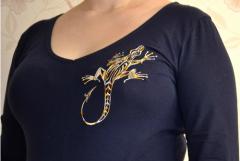 Women's shirt with Lizard embroidery design