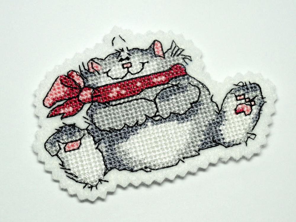 Magnet with cute cat free embroidery design
