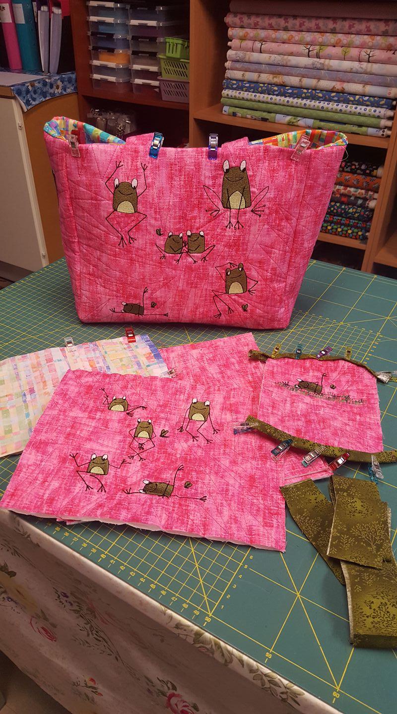 Finished shopping bag with funny frog free embroidery designs