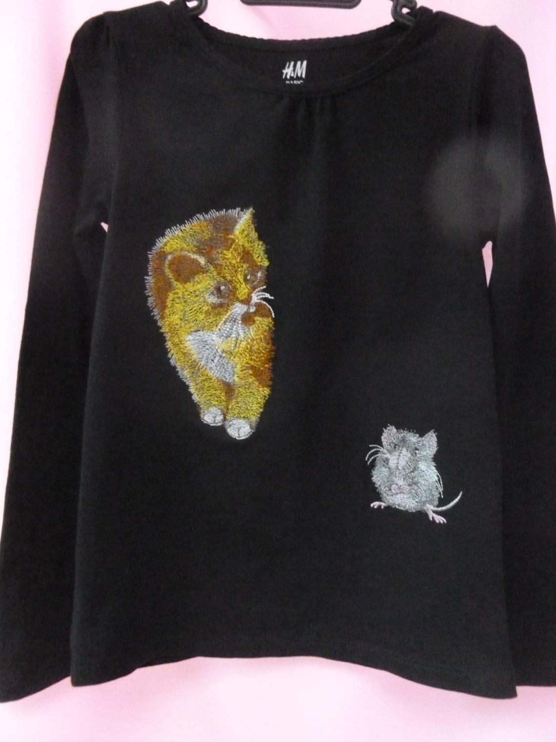 Women blouse with Cat and mouse embroidery design