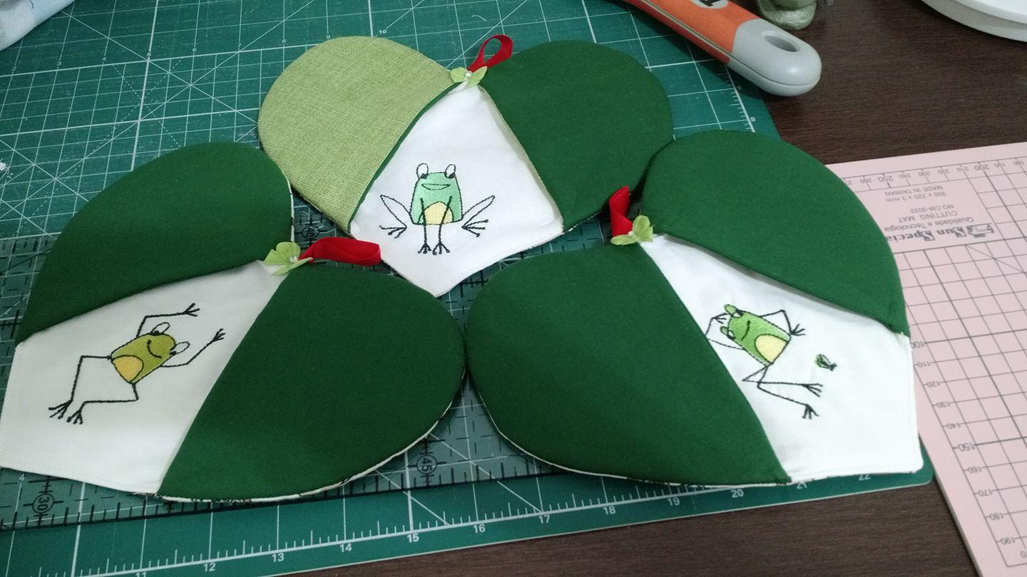 Potholder with funny frog free embroidery designs