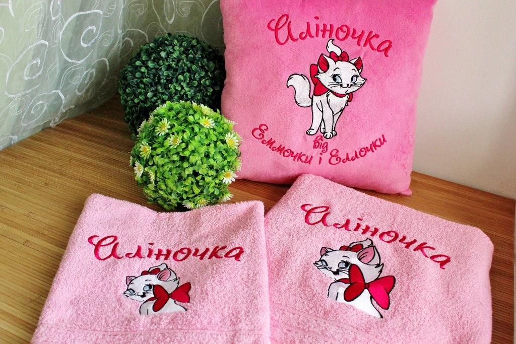 Cushion with Aristocat embroidery design