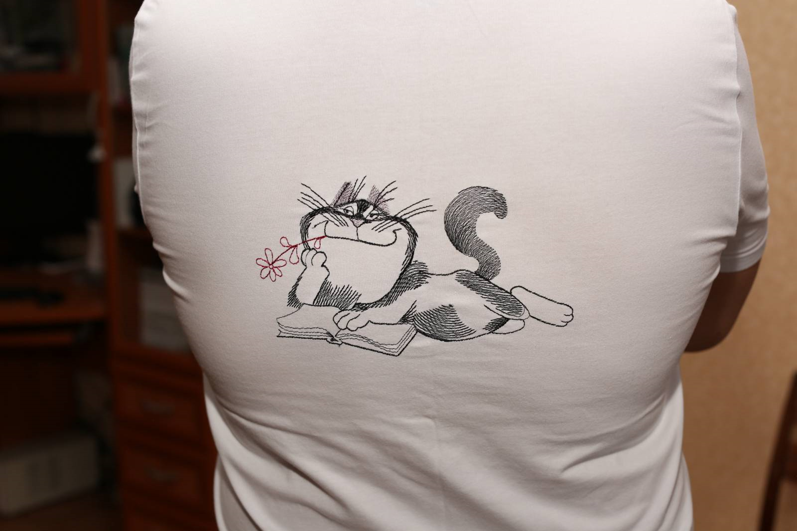 Cheerful cat on the T-shirt free embroidery design