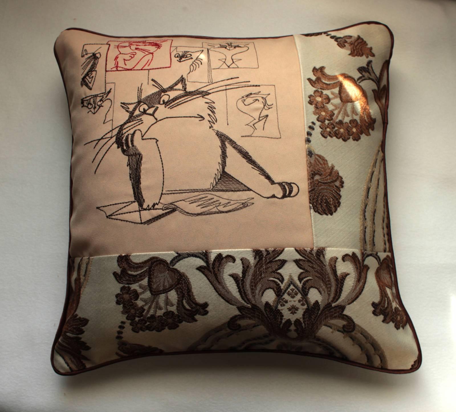 Cushion with Creative crisis free embroidery design
