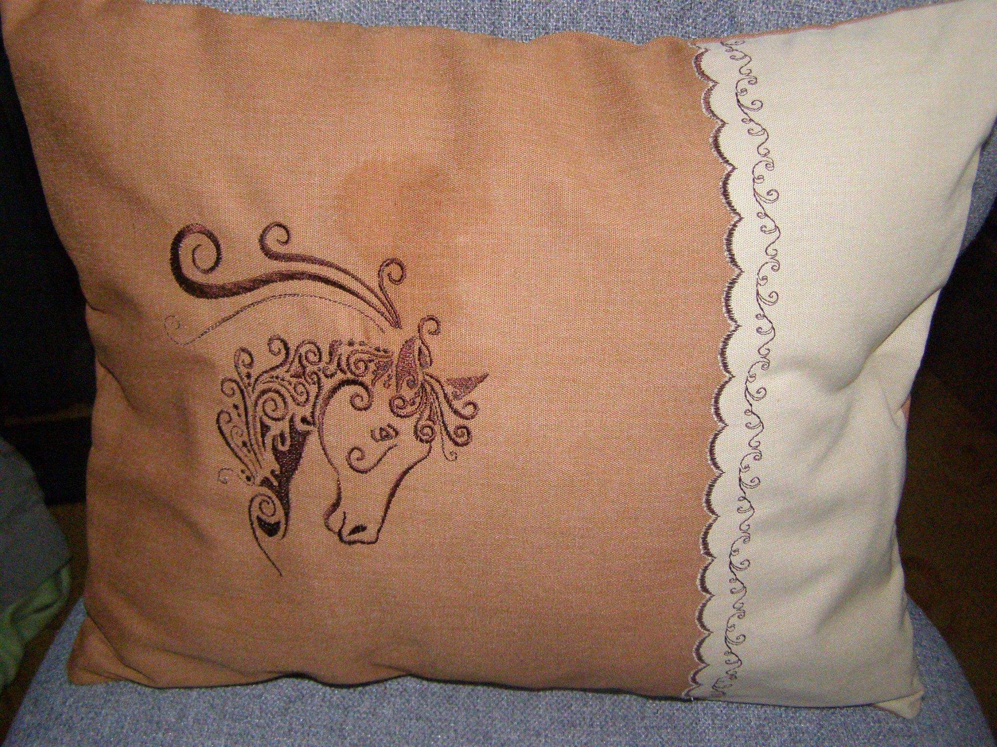 Embroidered cushion with horse head free design
