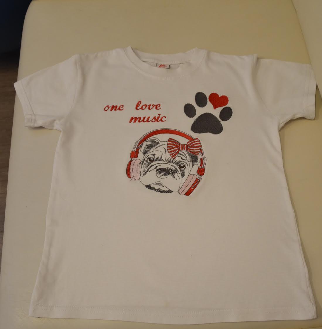 T-shirt with embroidered dog in headphones design