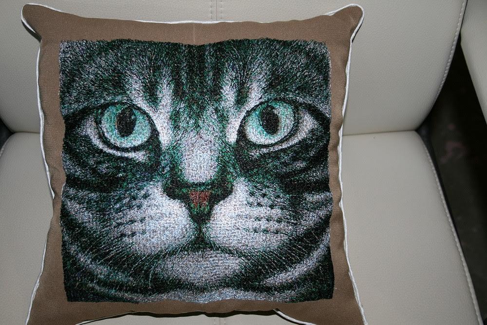 Embroidered pillow with cat's face free design