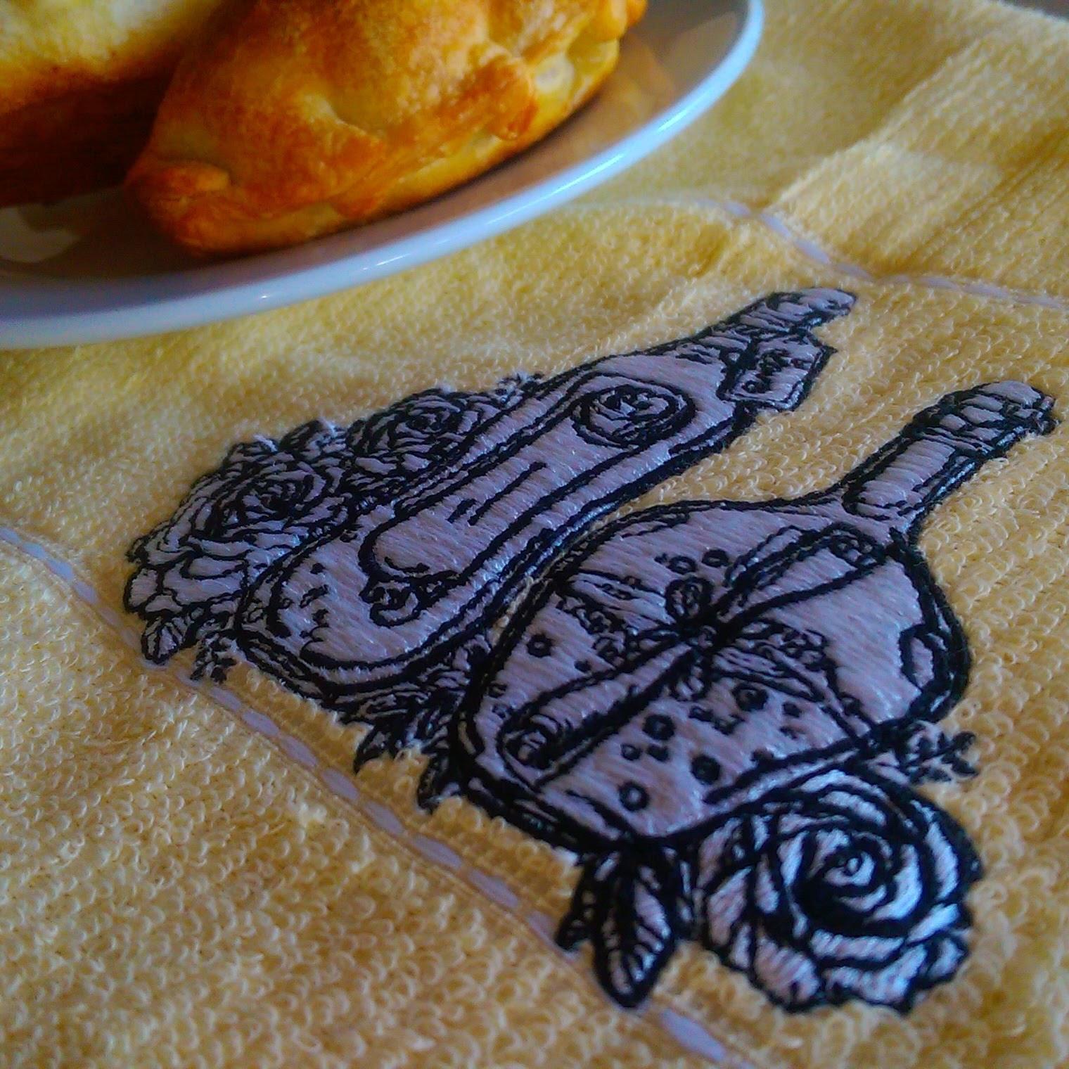 Embroidered napkin with two bottles and flowers design