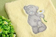 Embroidered bath towel with Teddy bear and camomile design