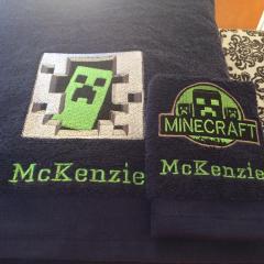 Set of embroidered towels with Minecraft design