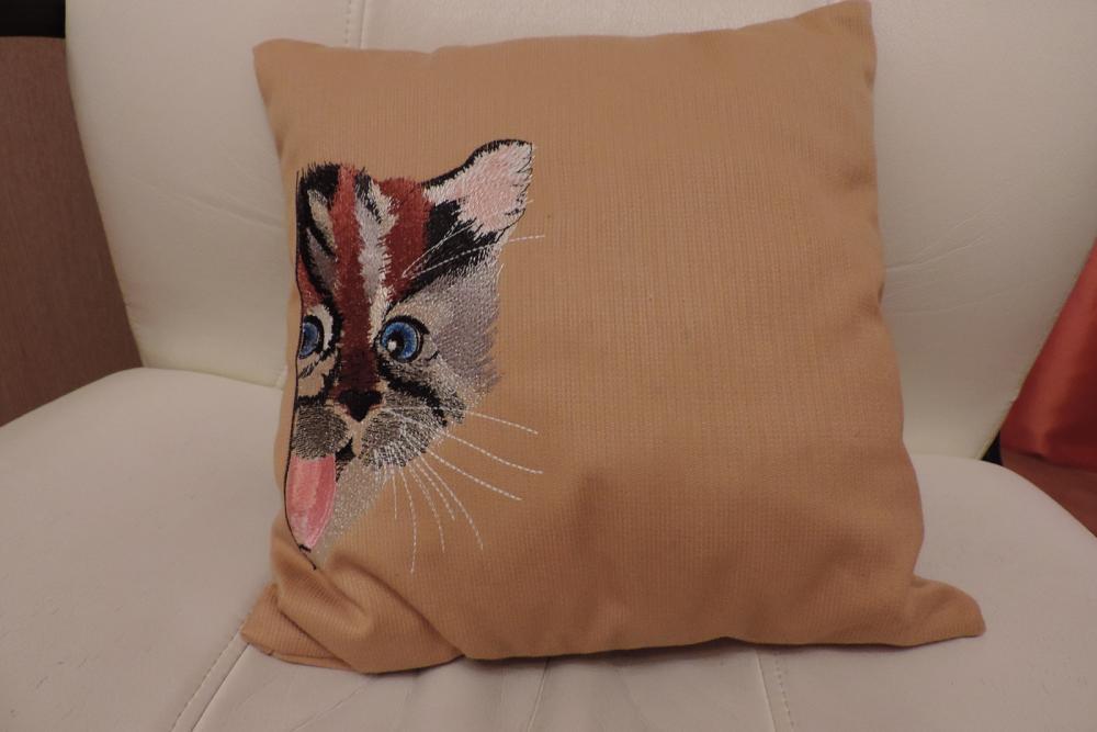 Embroidered cushion with funny cat free embroidery design