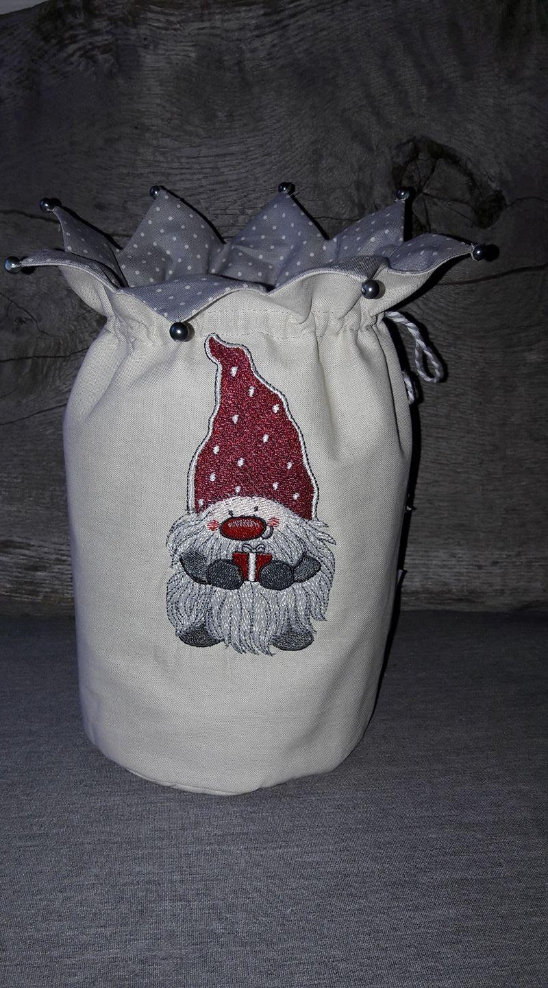Embroidered bag with little dwarf design