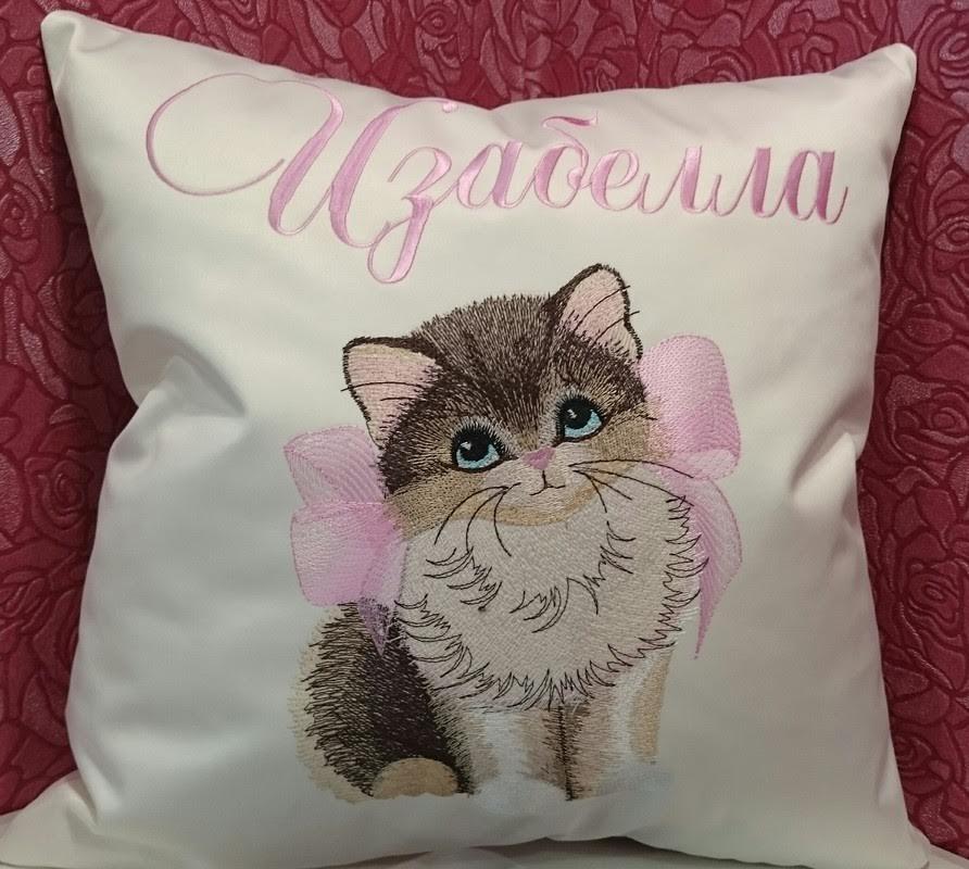 Embroidered cushion kitty with bow design