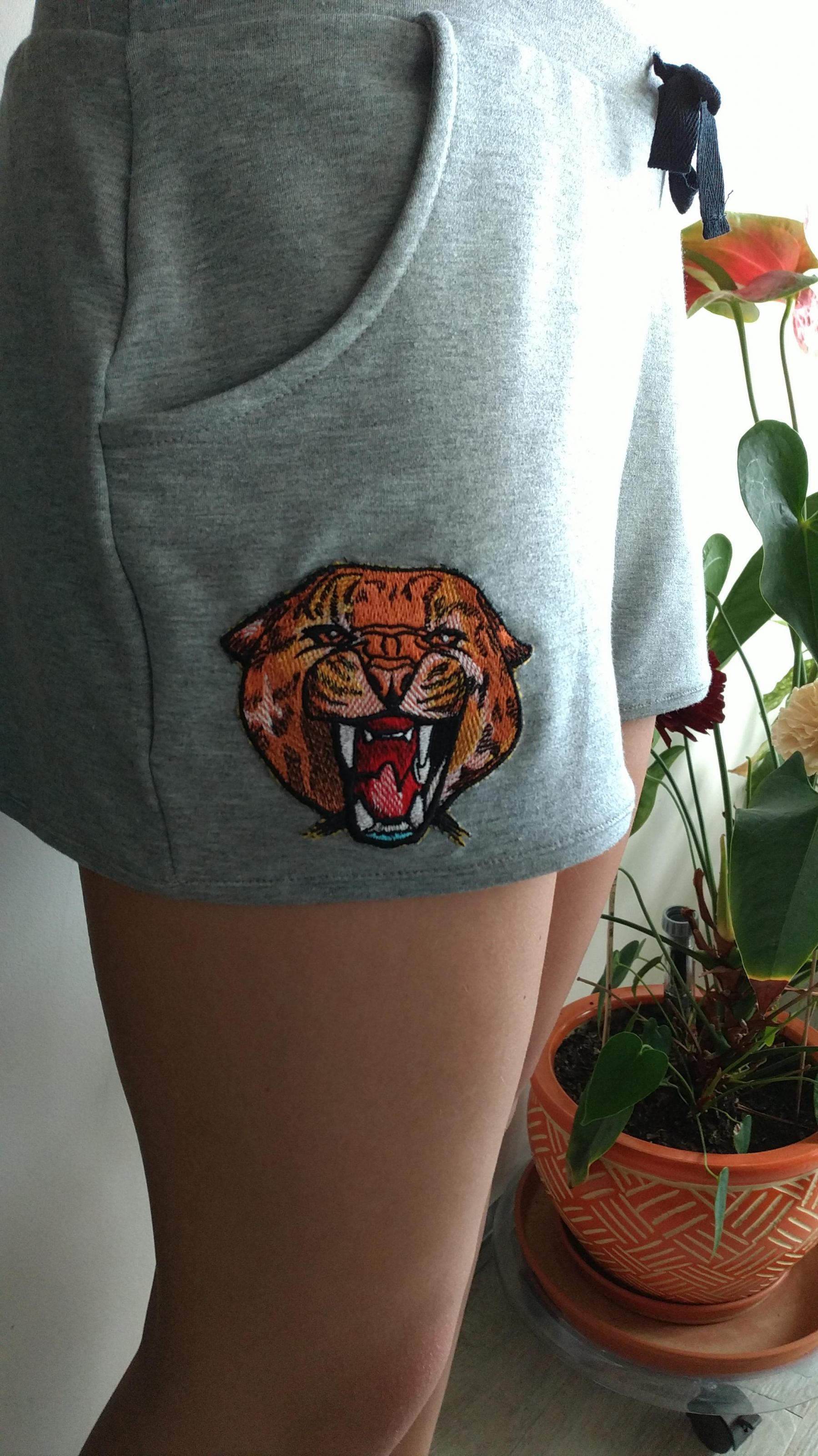 Close up embroidered shorts Wild cheetah design