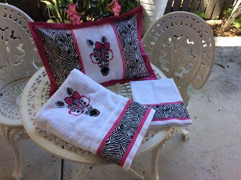 Embroidered set with zebra in glasses free design