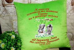 Embroidered cushion with Teddy bears' wedding design