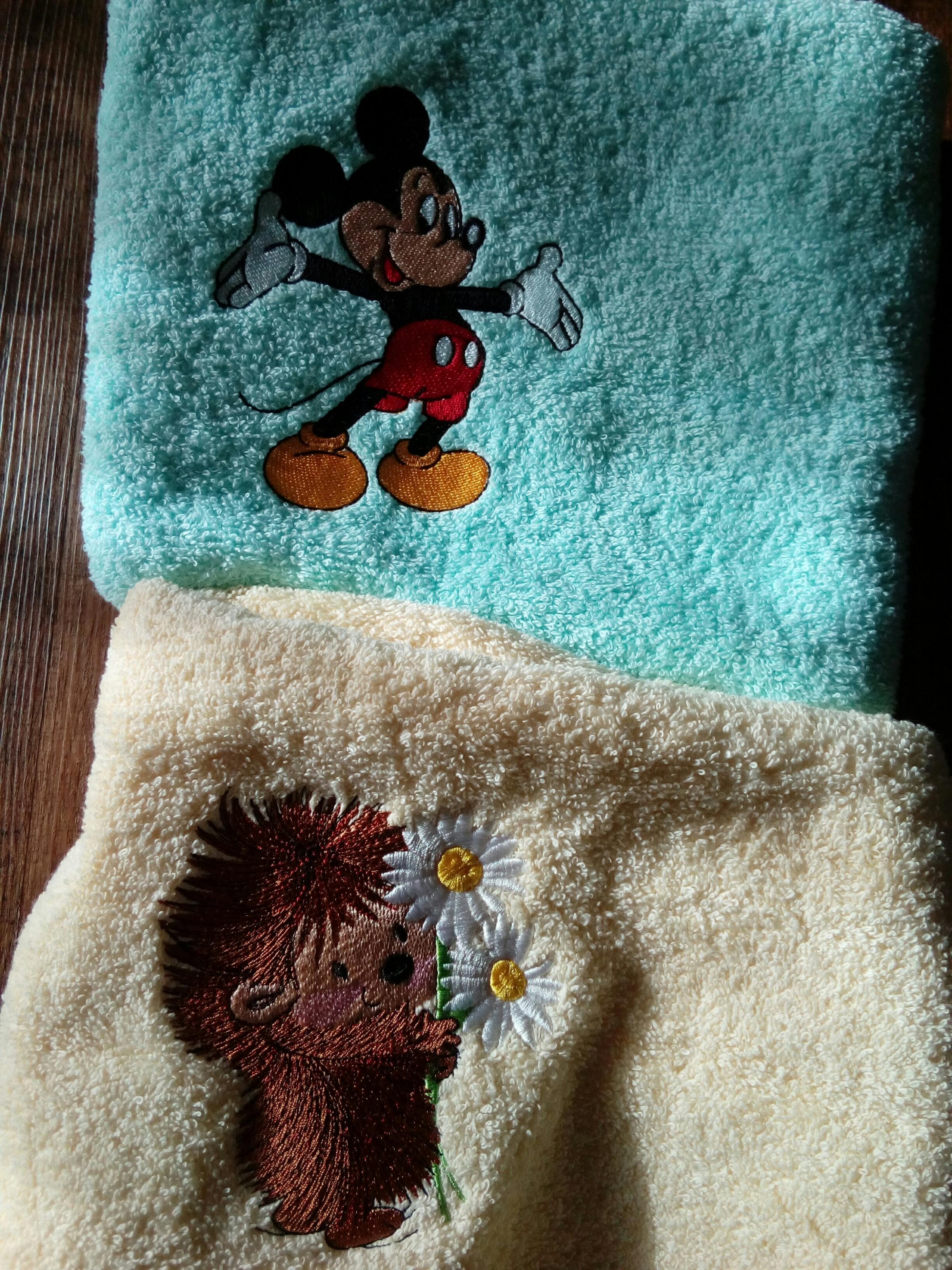 Set of embroidered towels with Mickey Mouse and hedgehog designs