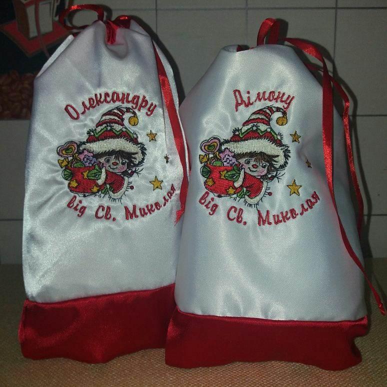 Embroidered gift bags Christmas presents design