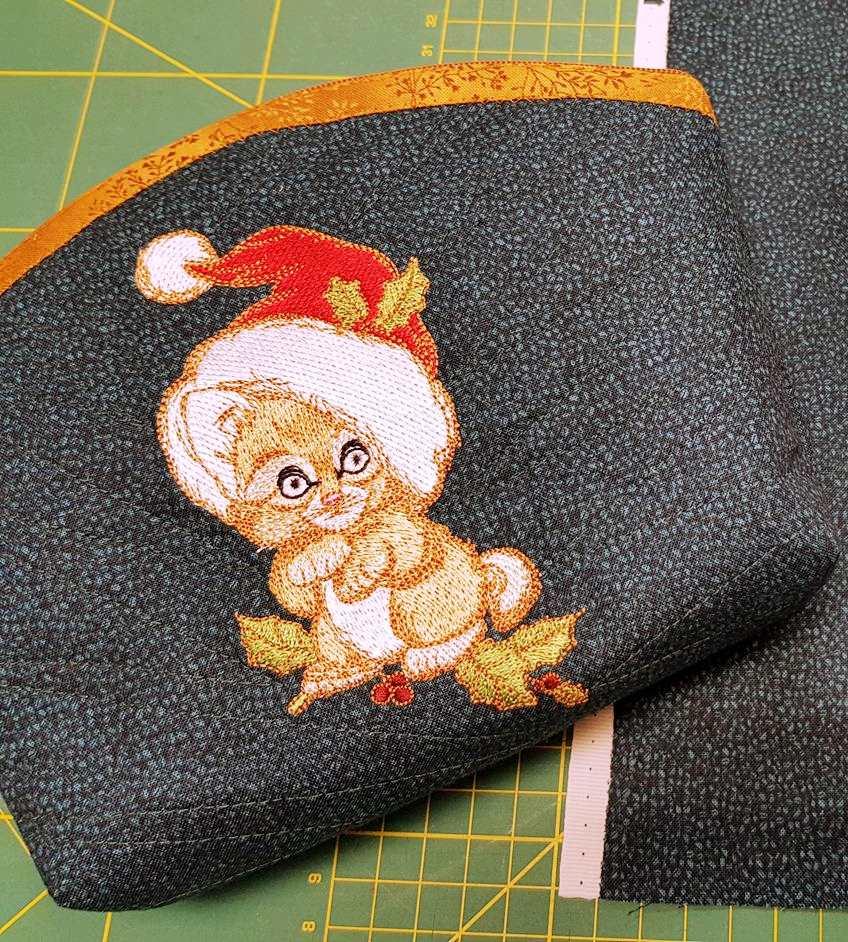 Embroidered small bag with kitten Santa design