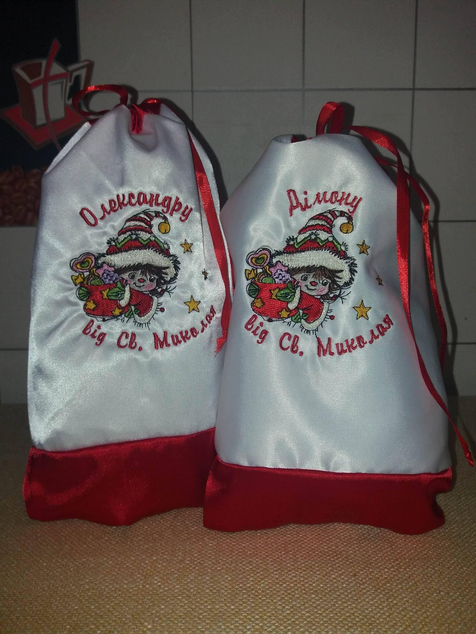 Two embroidered gift bags with Christmas presents design