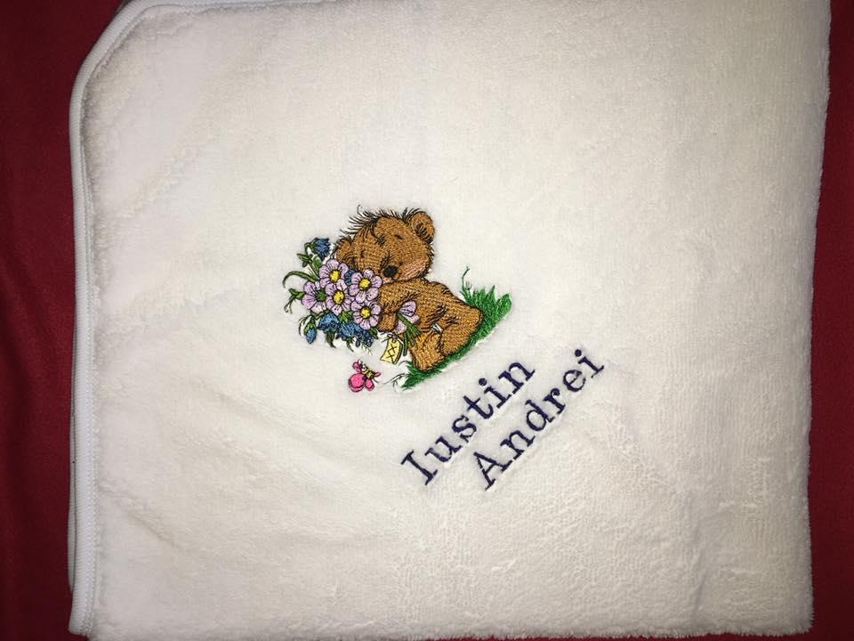 Embroidered white bath towel with bouquet and Teddy bear design